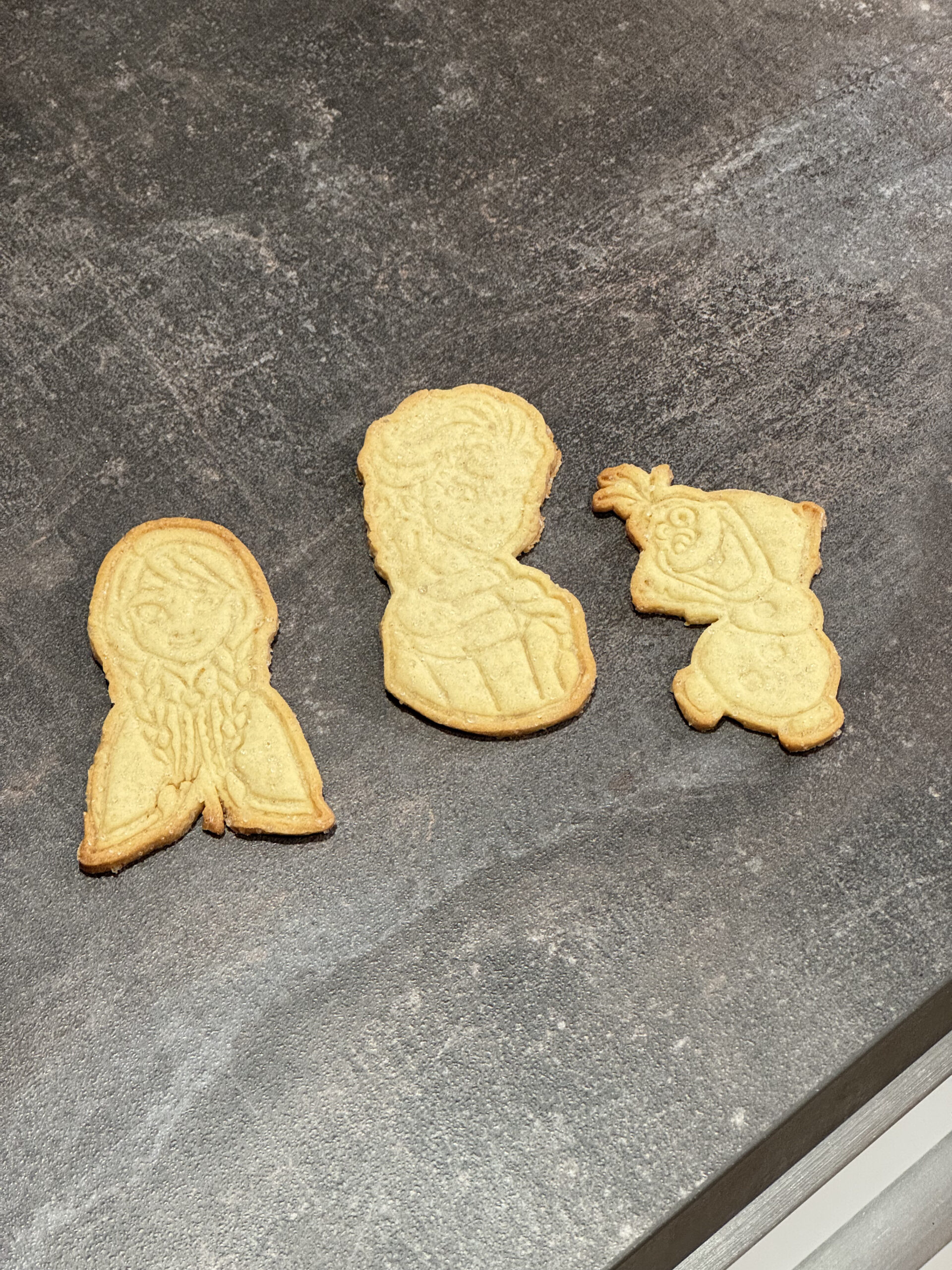 قالب و مهر بیسکویت و شیرینی طرح فروزن FROZEN کد 227 - Image 2